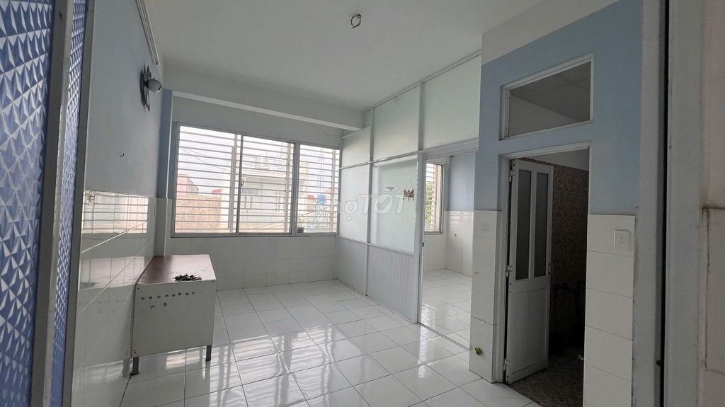 Rent 25 M2 near the intersection. She's got air conditioning, now she's free.