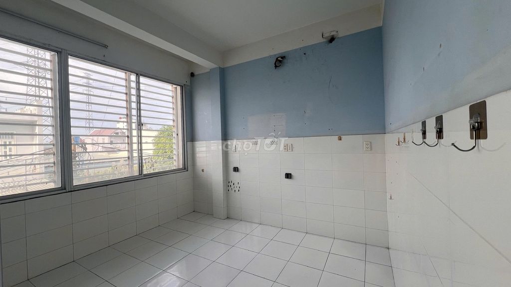 Rent 25 M2 near the intersection. She's got air conditioning, now she's free.