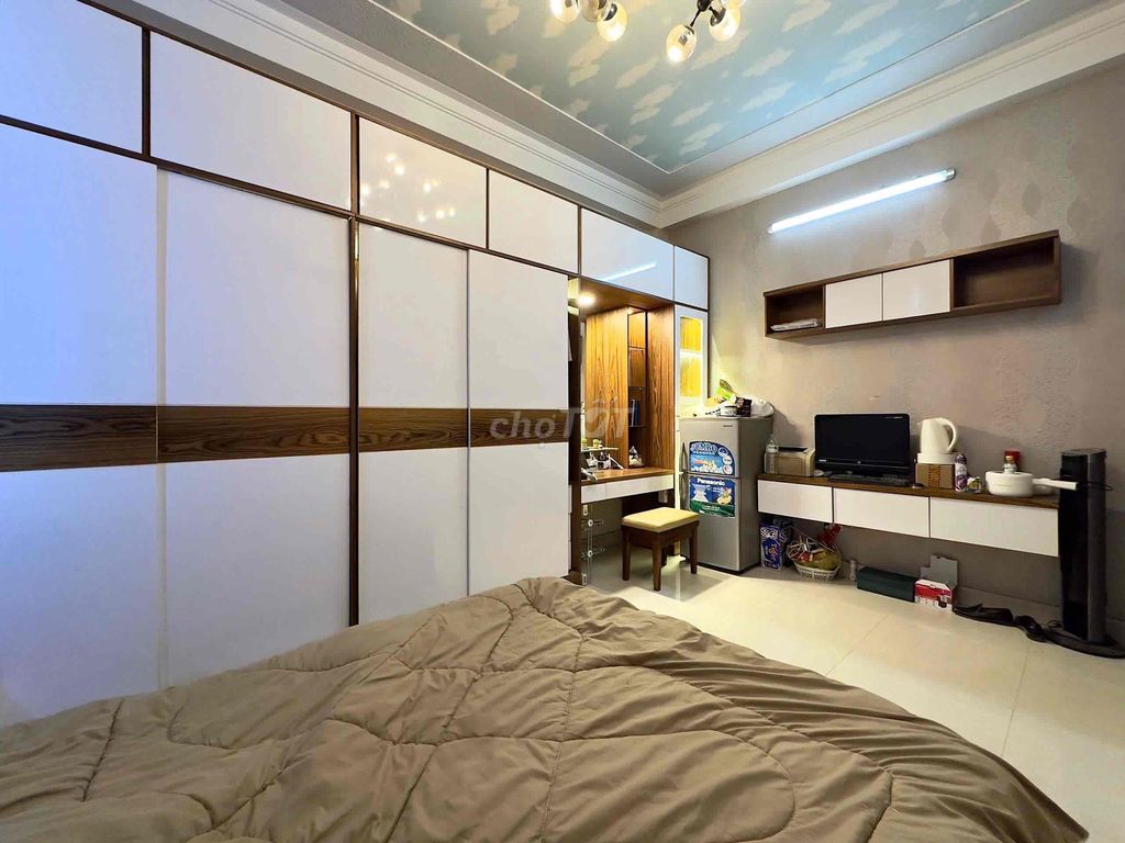 The studio has an elevator for Ngay Công Viên Gia Định.