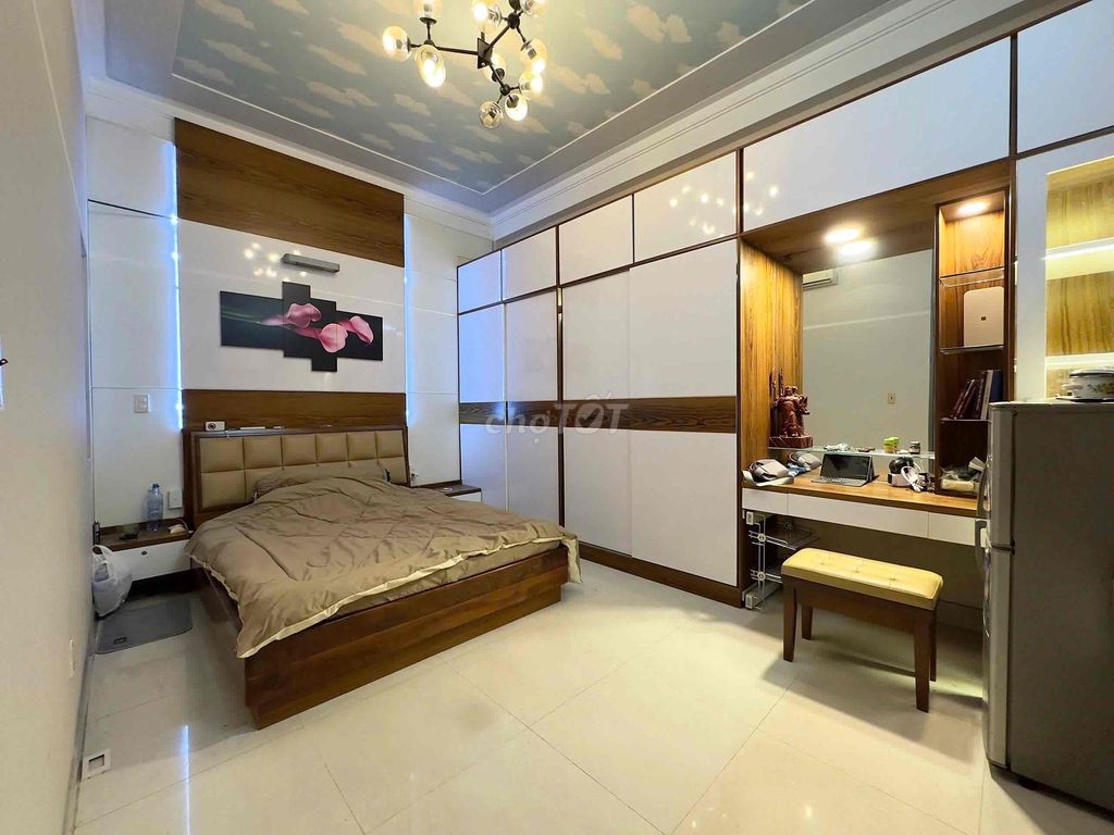 The studio has an elevator for Ngay Công Viên Gia Định.