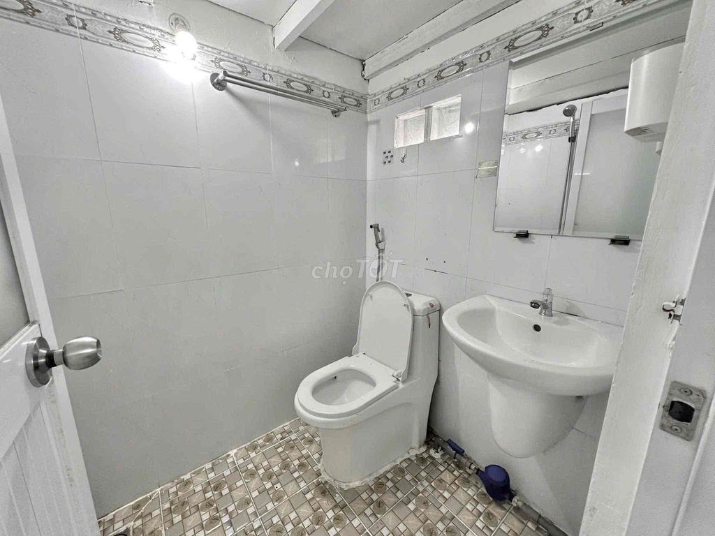 The studio has an elevator for Ngay Công Viên Gia Định.