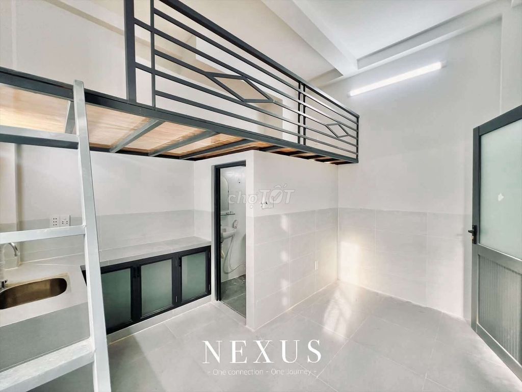 The owner of Duprix's new window is Full of furniture near the Constitutional University