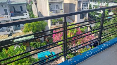 The room has Đặng Thùy Trâm court balconies