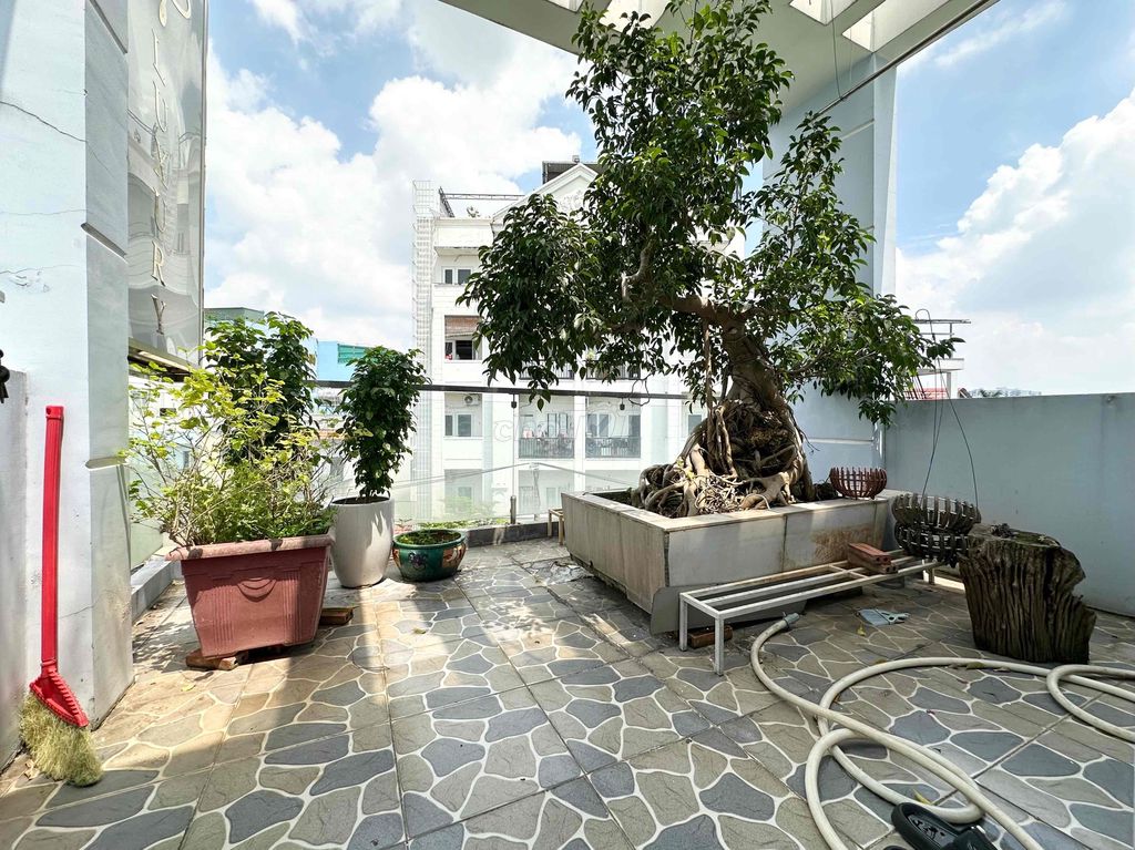 Bedroom 1 45 M2 - private garden balcony sold at the base of spades