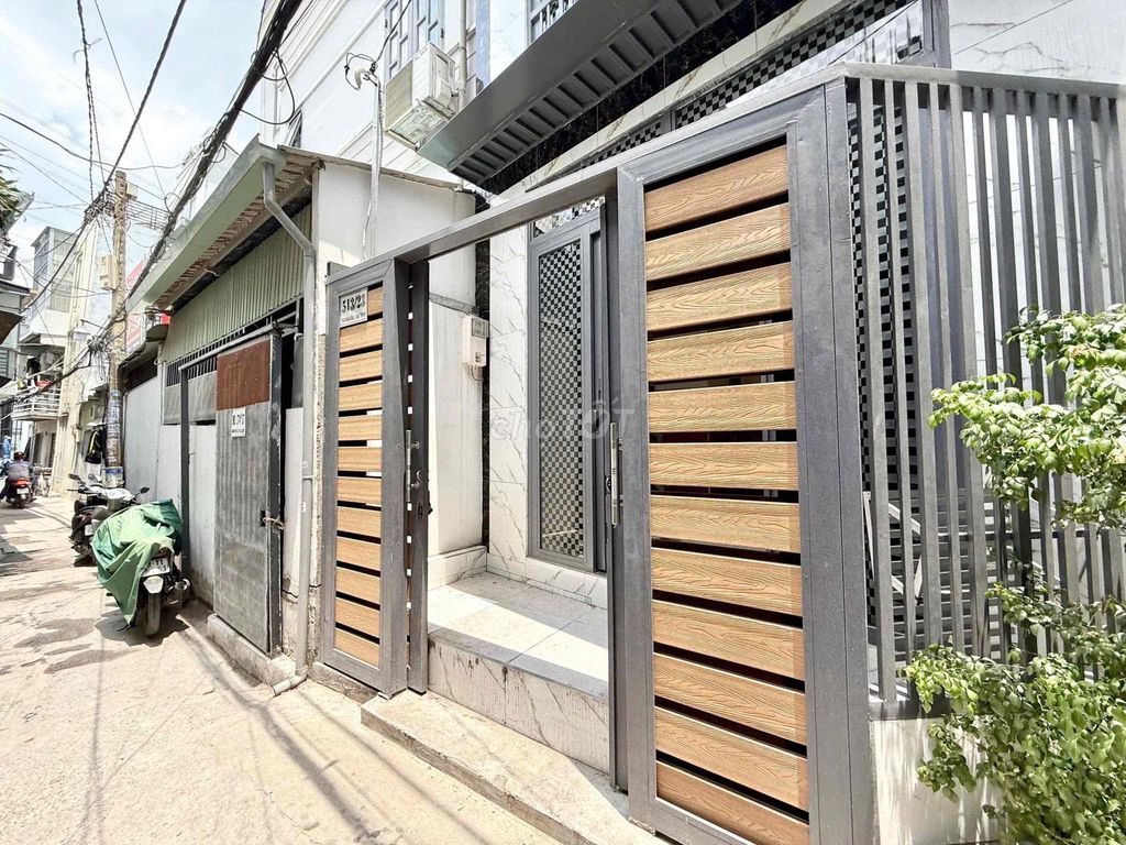 3 floors Phạm Văn Đồng, bt. At 8 million a month.