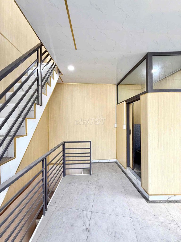 Three-story bedrooms, three bathrooms.