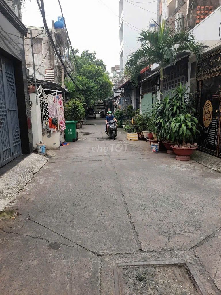 The original house for rent, the owner, the auto lane, area 4*20 meters.