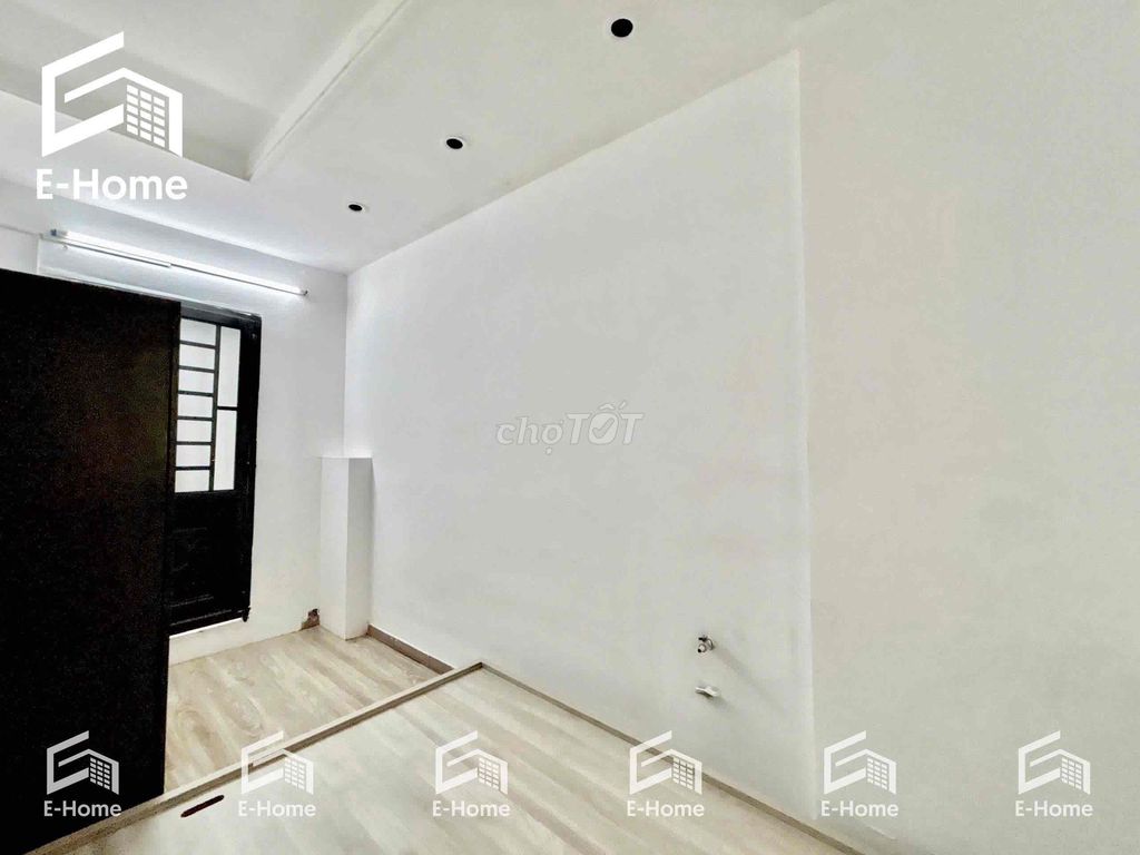 Project Cộng Hoà. Full interior access is easy.