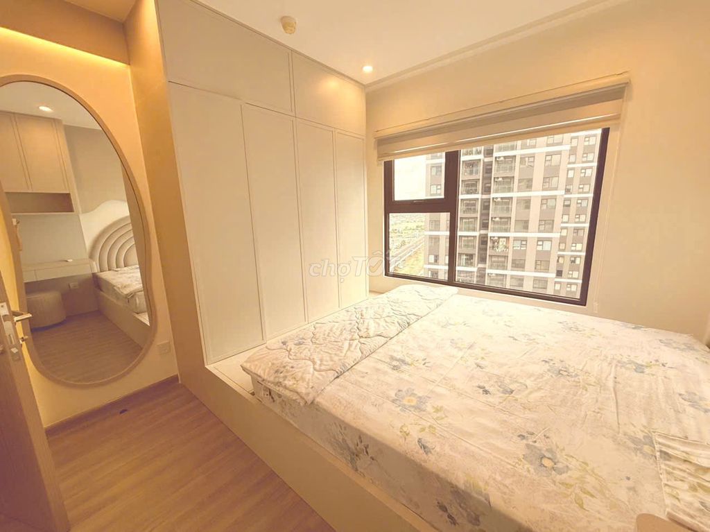 The owner rented three bedrooms to improve into two large bedrooms.