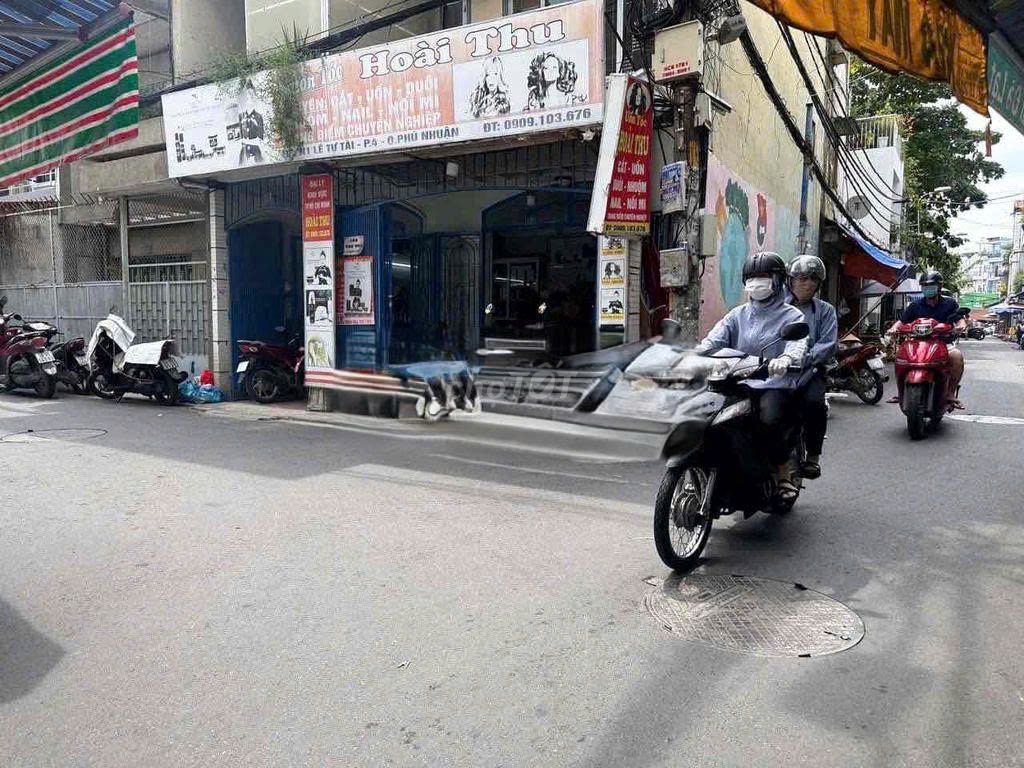 Lê Tự Tài chief of business.
