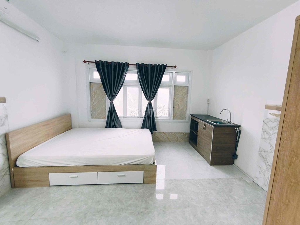 Rent a balcony studio. Clear Hoàng Sa District 1 only 5 million.