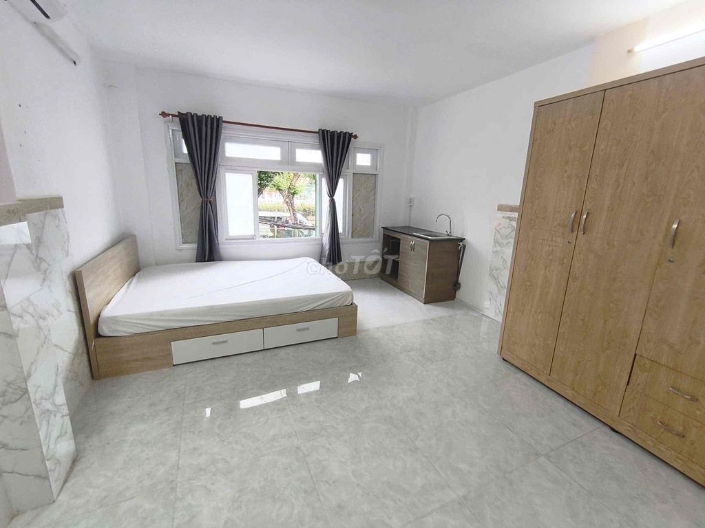 Rent a balcony studio. Clear Hoàng Sa District 1 only 5 million.