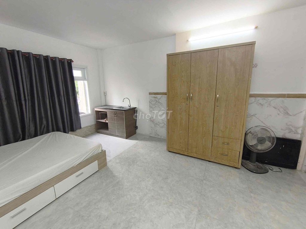 Rent a balcony studio. Clear Hoàng Sa District 1 only 5 million.
