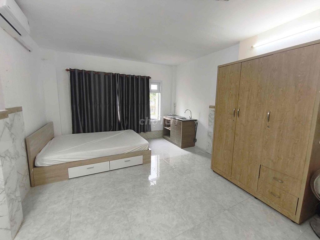 Rent a balcony studio. Clear Hoàng Sa District 1 only 5 million.