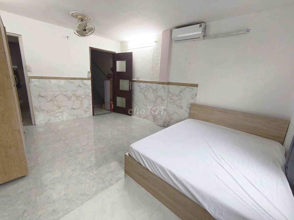 Rent a balcony studio. Clear Hoàng Sa District 1 only 5 million.