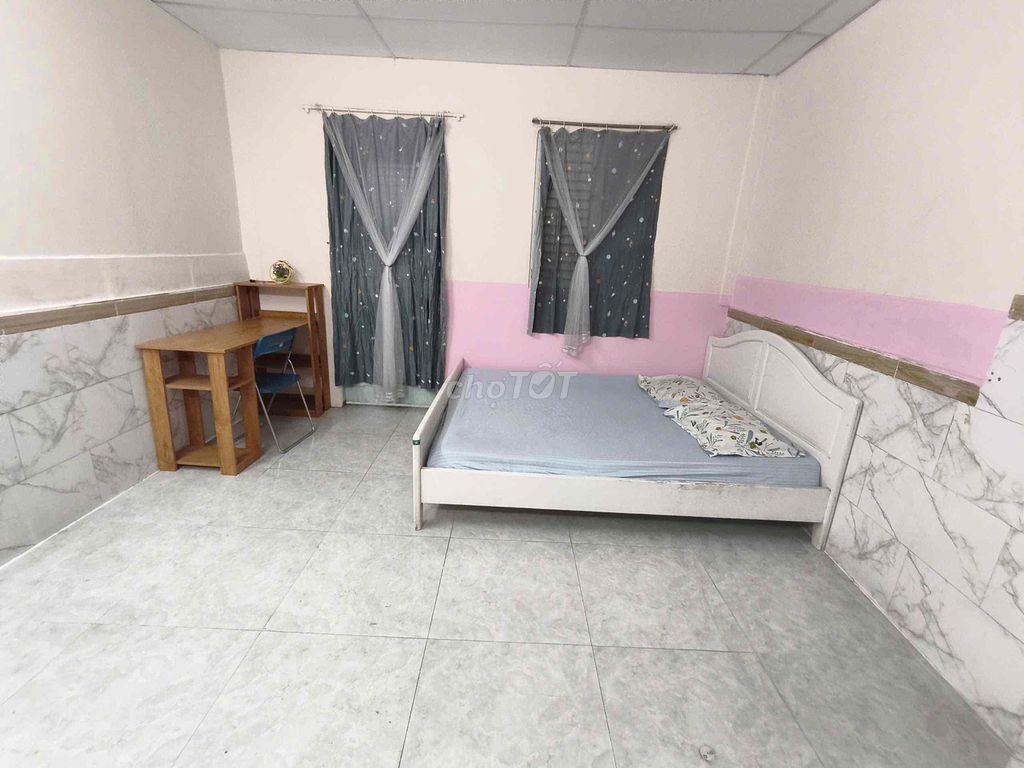 Rent a balcony studio. Clear Hoàng Sa District 1 only 5 million.