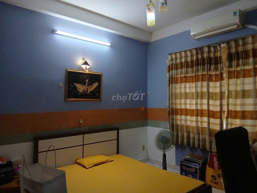 Rent the 2nd district-- room wide, air conditioning, open windows.