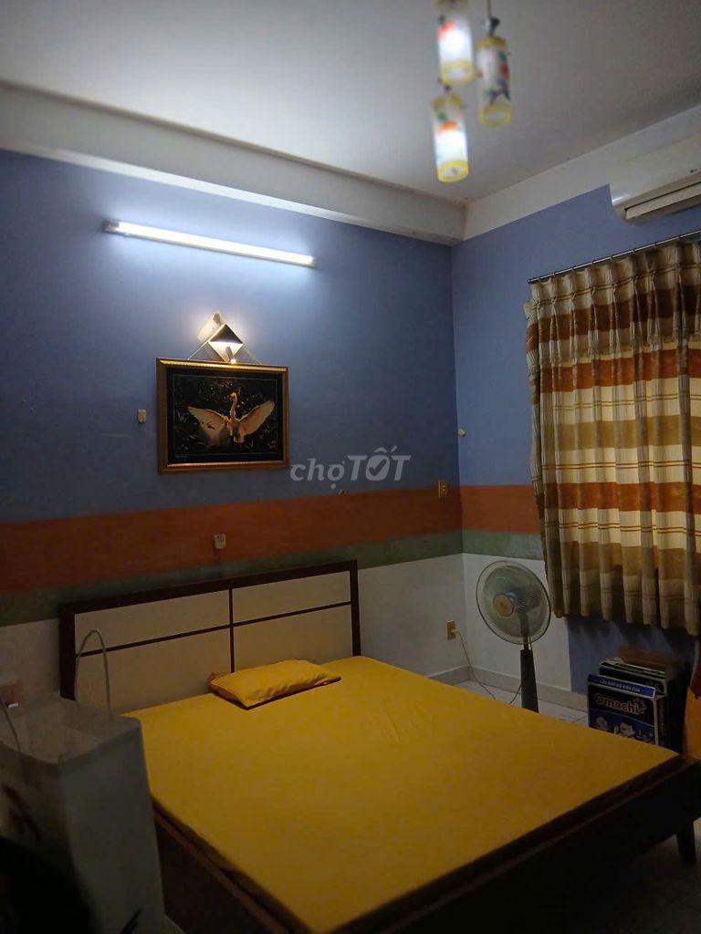 Rent the 2nd district-- room wide, air conditioning, open windows.