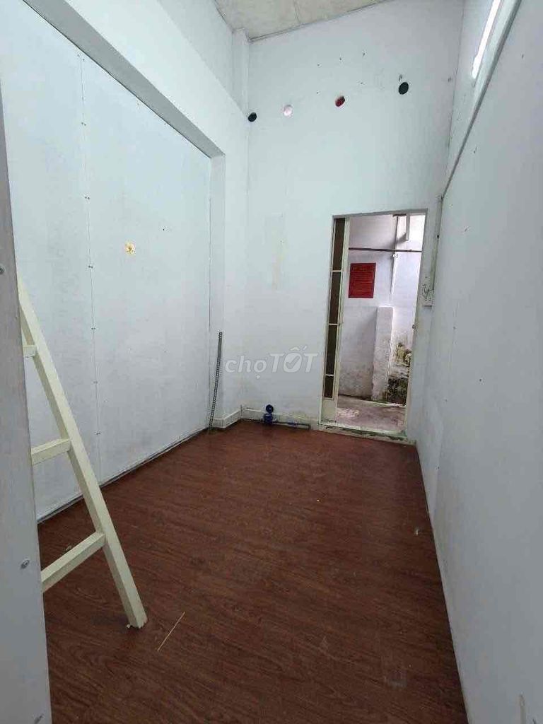 The ground floor room's on guard. Private Tolet, now free. Synchronising folder