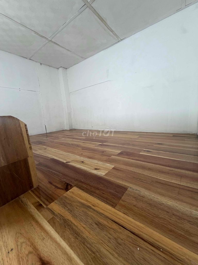 The ground floor room's on guard. Private Tolet, now free. Synchronising folder
