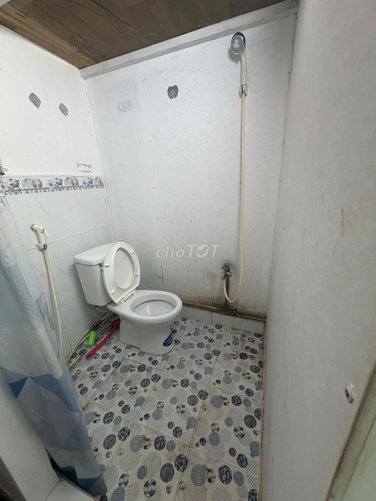 The ground floor room's on guard. Private Tolet, now free. Synchronising folder