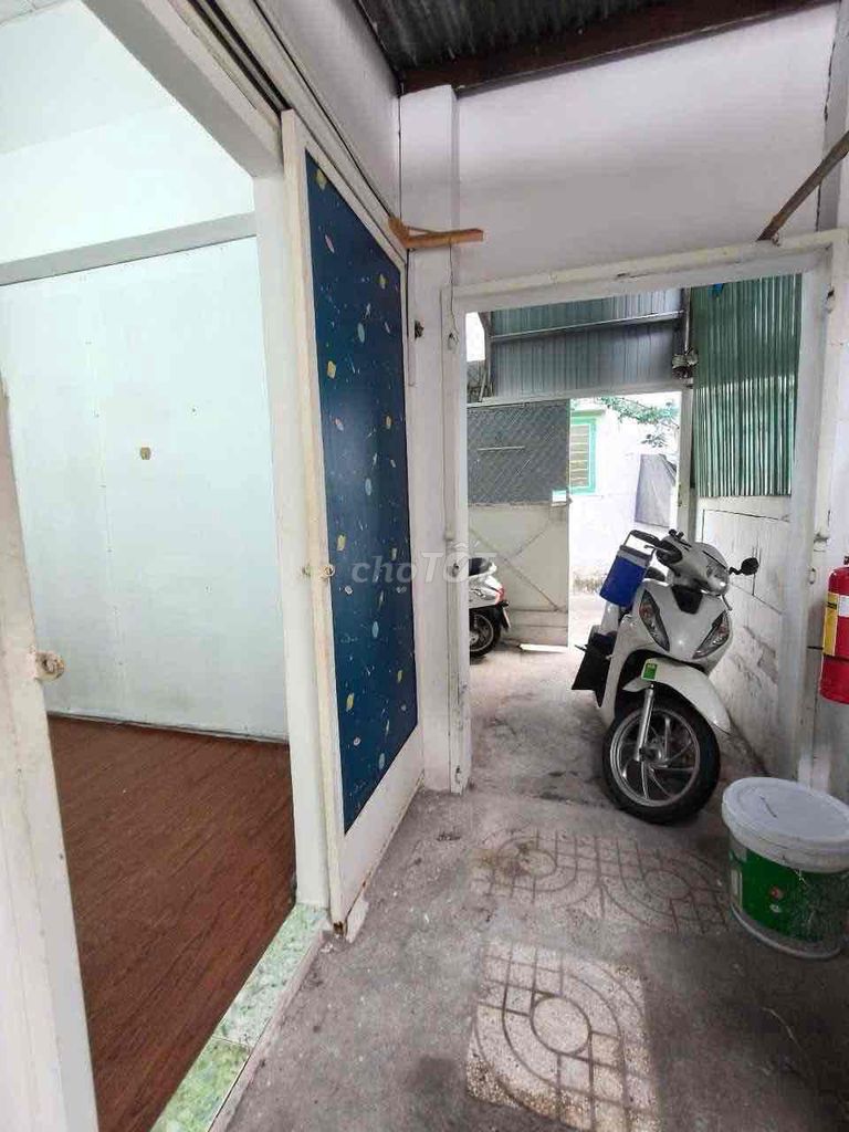 The ground floor room's on guard. Private Tolet, now free. Synchronising folder