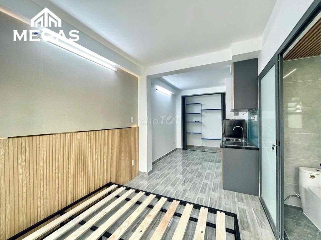 The studio is full of furniture, the balcony is open, the base is selling.