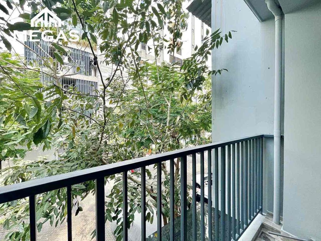 The studio is full of furniture, the balcony is open, the base is selling.