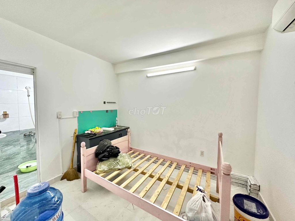 Rent a room with a cheap air-cold machine right near the flower country park.