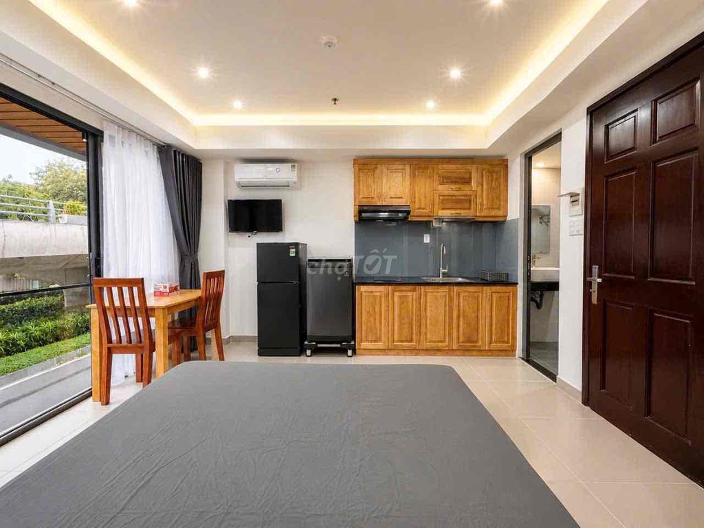 The balcony apartment is full of furniture on Thạch Lam Street. It's security.