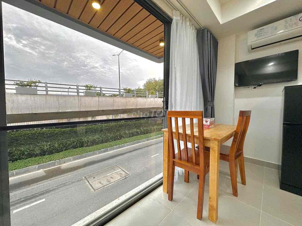 The balcony apartment is full of furniture on Thạch Lam Street. It's security.