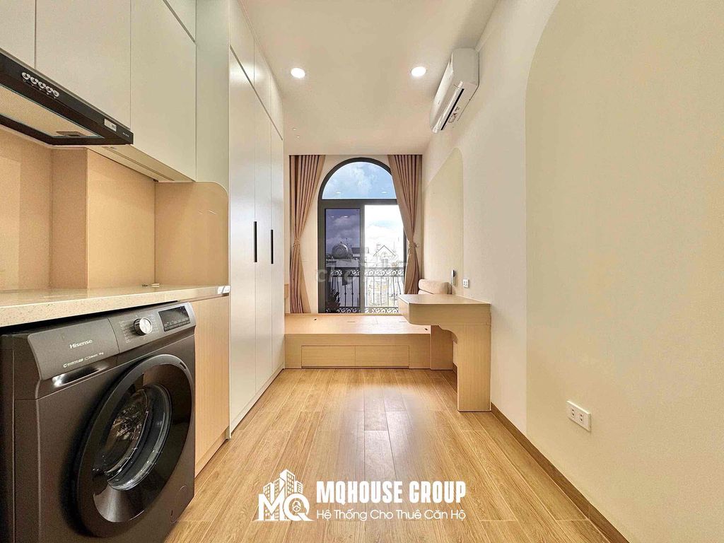 It's raining and it's sunny. It's renting the new 15th day service apartment.