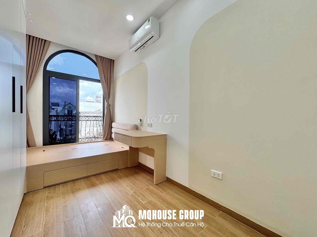 It's raining and it's sunny. It's renting the new 15th day service apartment.