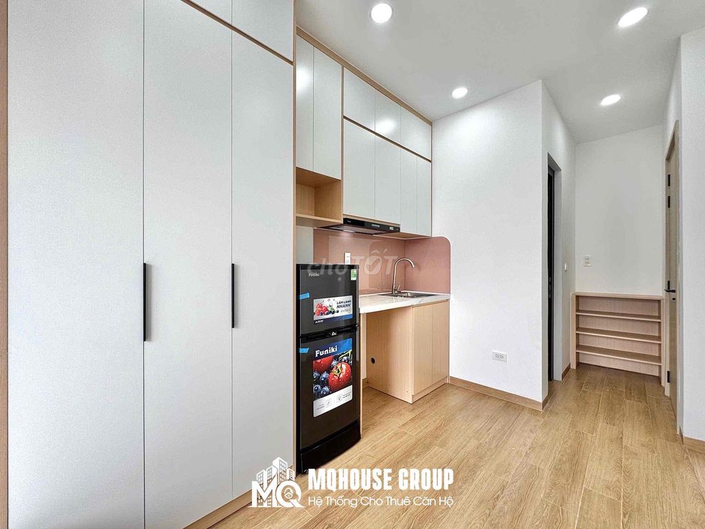 It's raining and it's sunny. It's renting the new 15th day service apartment.