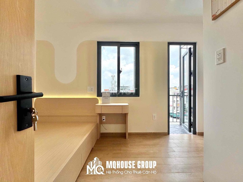 It's raining and it's sunny. It's renting the new 15th day service apartment.