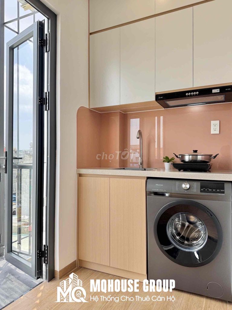 It's raining and it's sunny. It's renting the new 15th day service apartment.