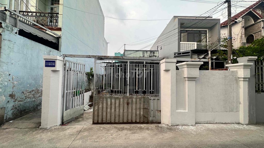 7 meters across the house, yard for four cars, 7 seats.