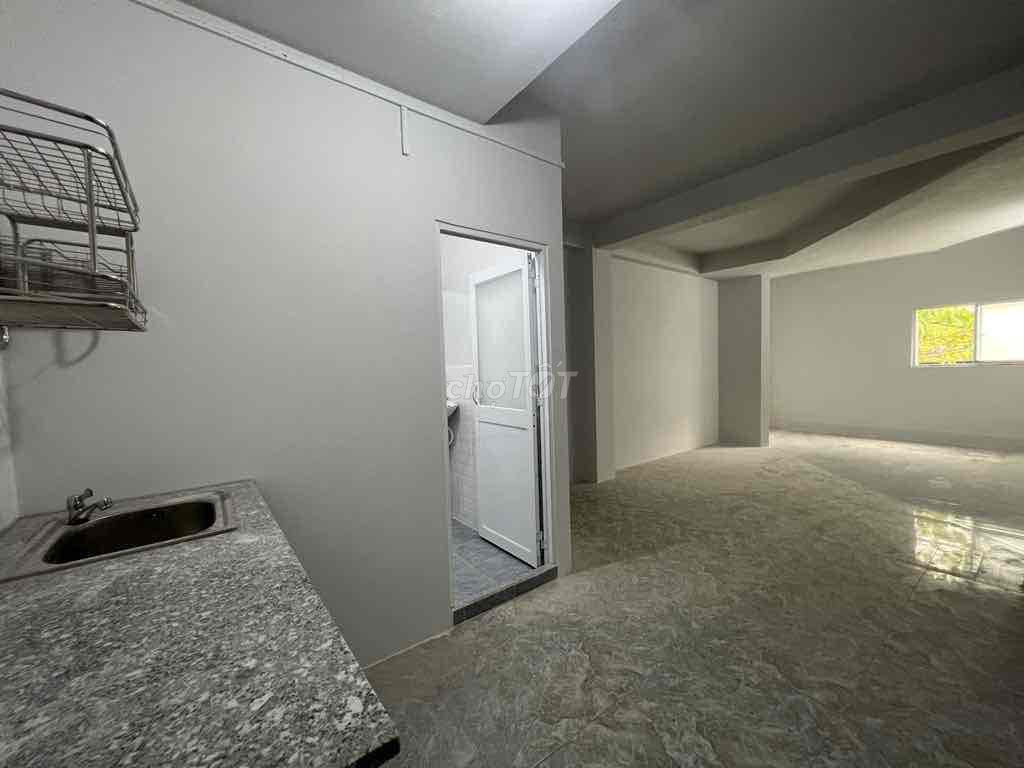 The motel room is on the Front of the Wall Street. 3 x 8 m