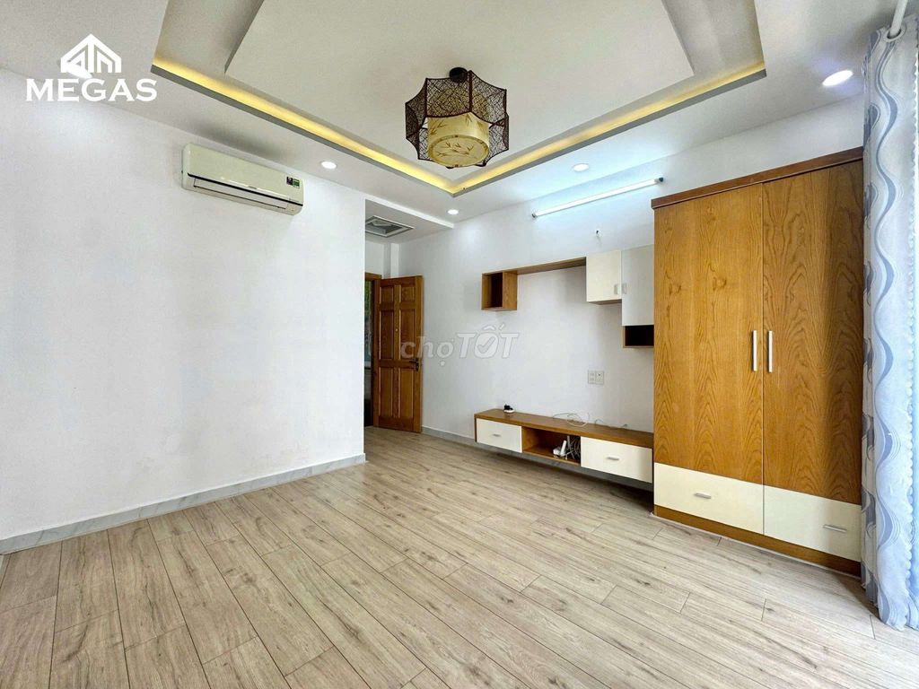The hotel room doesn't have a balcony on its way through the Love-Yu-Yung.