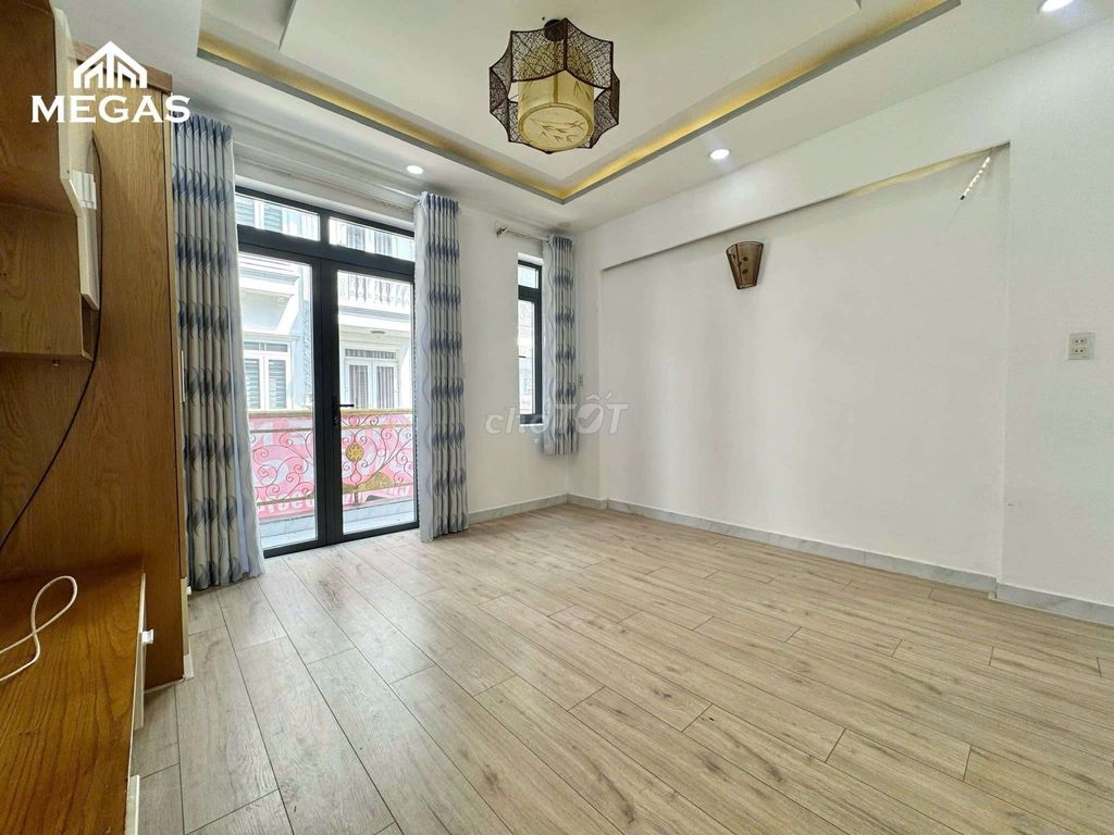 The hotel room doesn't have a balcony on its way through the Love-Yu-Yung.