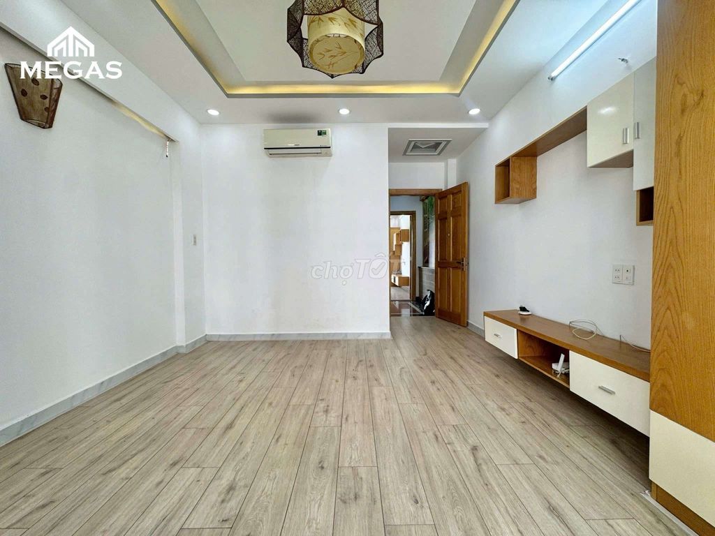 The hotel room doesn't have a balcony on its way through the Love-Yu-Yung.
