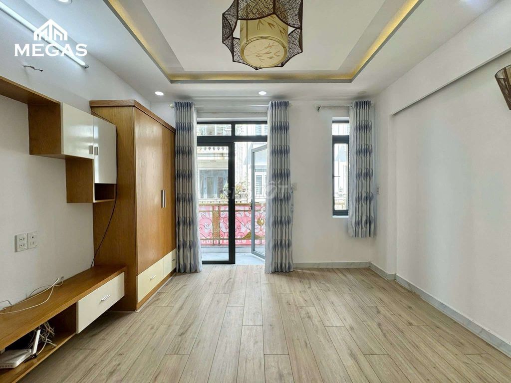 The hotel room doesn't have a balcony on its way through the Love-Yu-Yung.