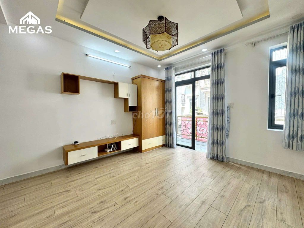 The hotel room doesn't have a balcony on its way through the Love-Yu-Yung.