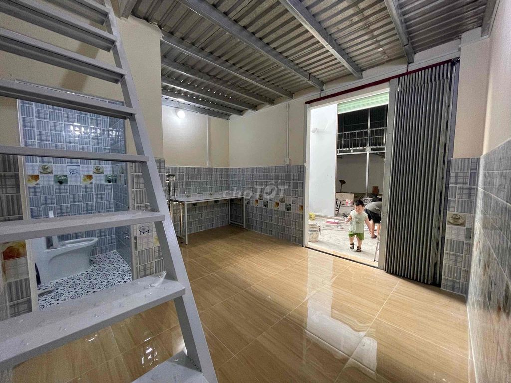 4 x 5, a concrete floor all the way in Phan England neared a fourth quarter.