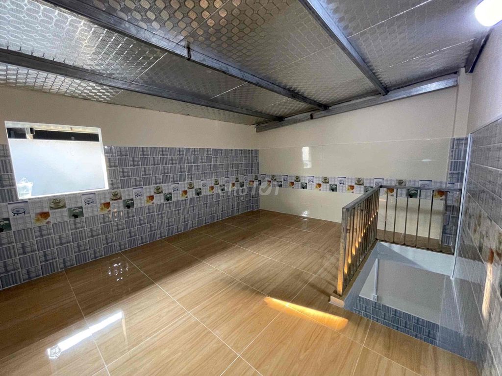 4 x 5, a concrete floor all the way in Phan England neared a fourth quarter.