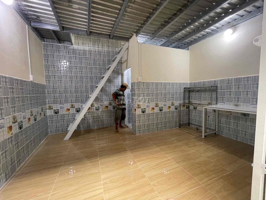 4 x 5, a concrete floor all the way in Phan England neared a fourth quarter.