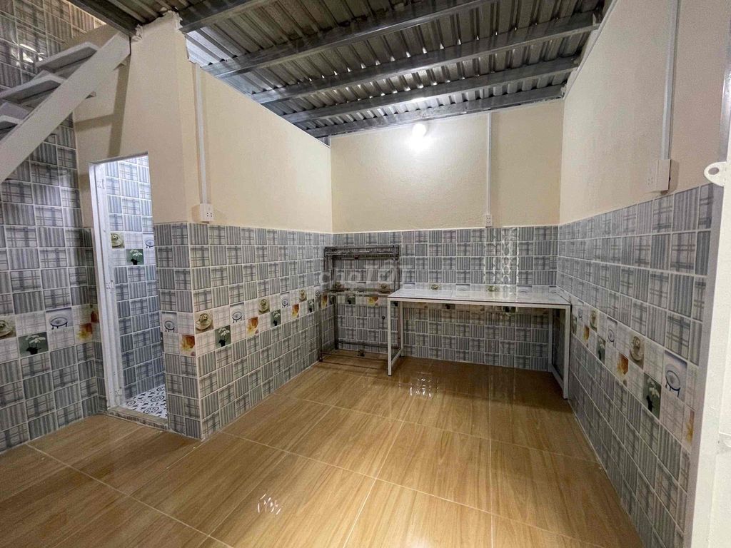4 x 5, a concrete floor all the way in Phan England neared a fourth quarter.