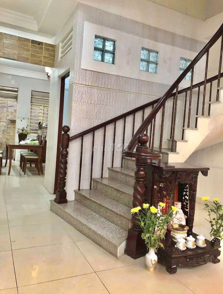 Let's rent a house. 4th floor x 18 meters on the front line of 79 Tân Quy.