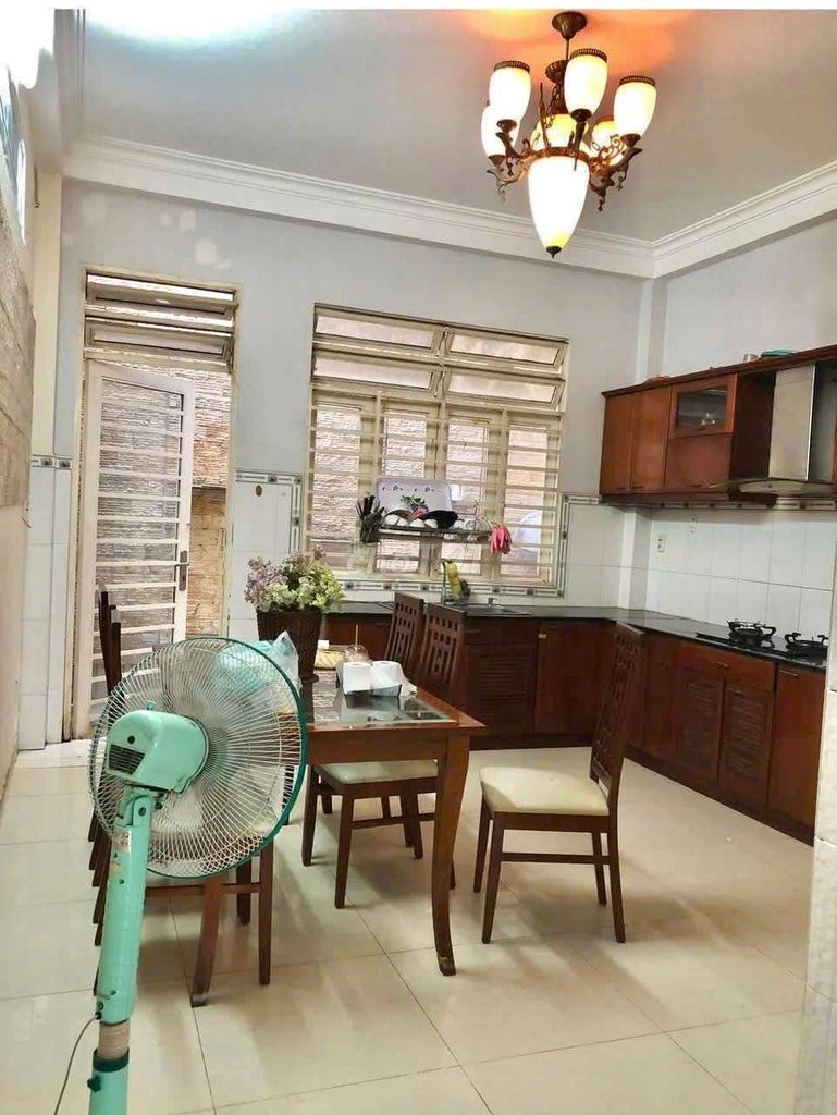 Let's rent a house. 4th floor x 18 meters on the front line of 79 Tân Quy.