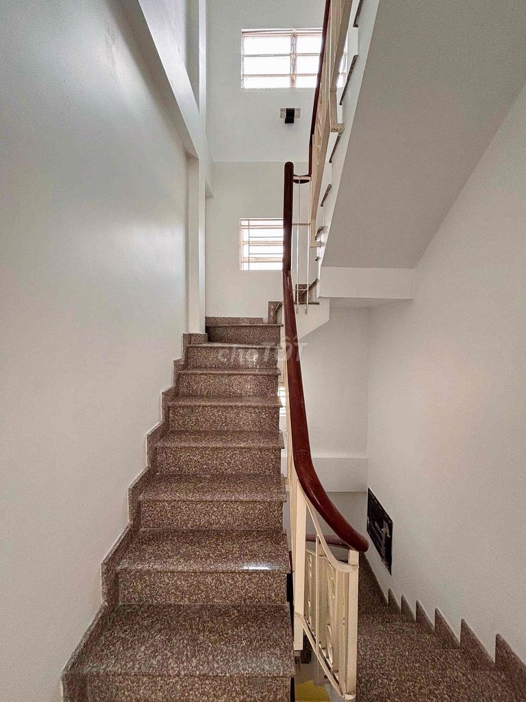 Rent the original house-- Huỳnh Văn Bánh,730 11, Phú Nhuận--14 million a month.